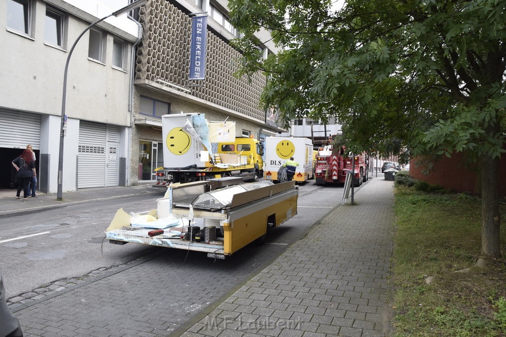 Bergung Verkaufsanhaenger Koeln Altstadt Sued Kleine Spitzengasse P109.JPG - Miklos Laubert